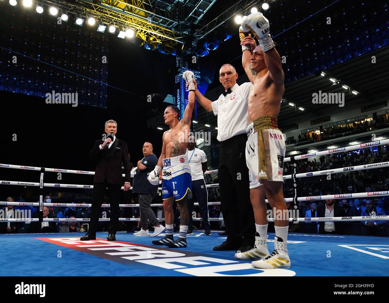Josh Warrington (a sinistra) e Mauricio Lara dopo il loro concorso internazionale di pesi Featherweight si concludono con un pareggio durante l'evento di boxe allo stadio Emerald Headingley di Leeds. Data foto: Sabato 4 settembre 2021. Foto Stock