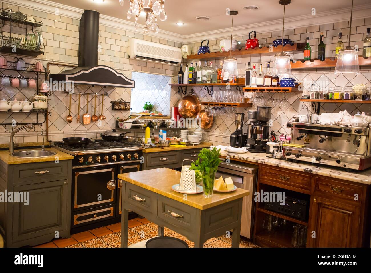 Interno del ristorante in stile country. Accogliente ristorante in stile francese con cornici vuote per dipinti e fotografie sulle pareti Foto Stock