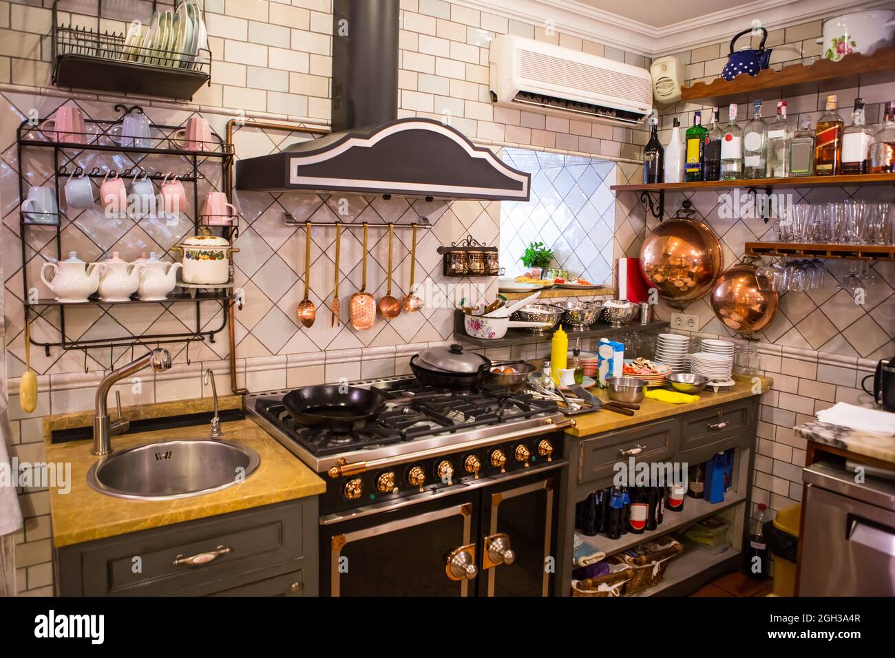 Interno del ristorante in stile country. Accogliente ristorante in stile francese con cornici vuote per dipinti e fotografie sulle pareti Foto Stock