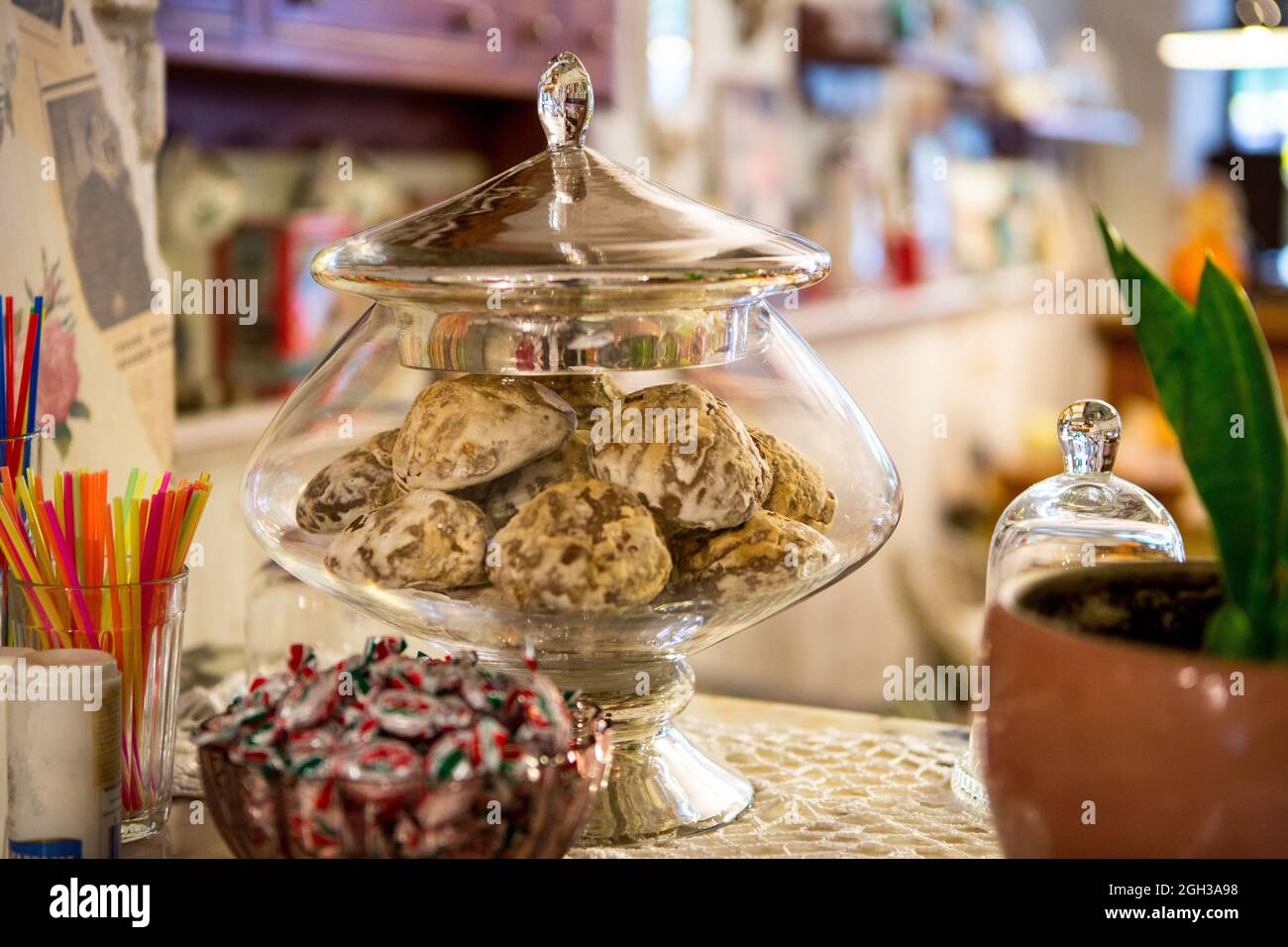 Interno del ristorante in stile country. Accogliente ristorante in stile francese con cornici vuote per dipinti e fotografie sulle pareti Foto Stock