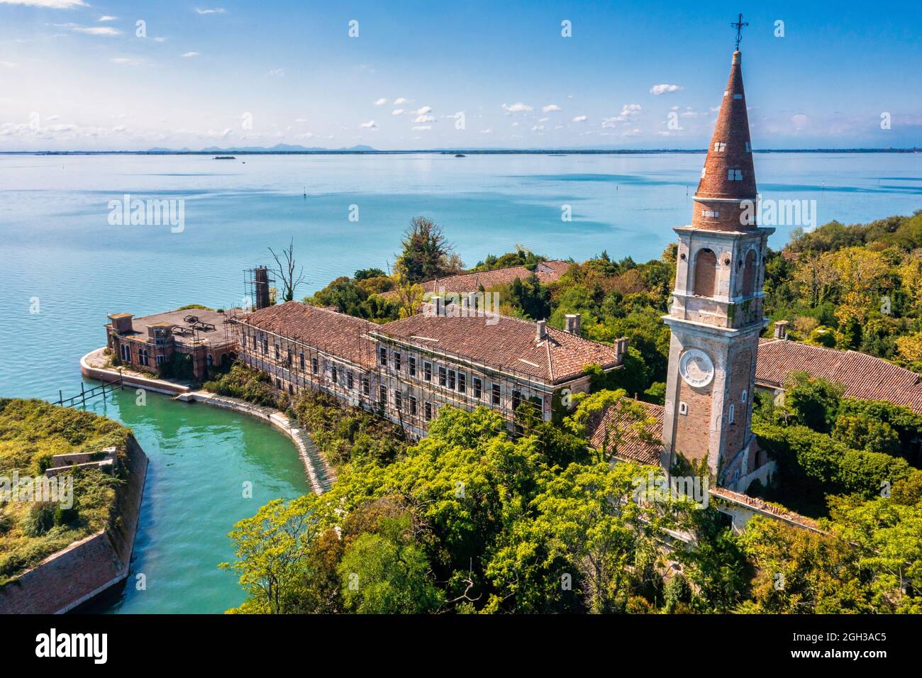 Veduta aerea dell'isola fantasma afflitto di Poveglia a Venezia Foto Stock