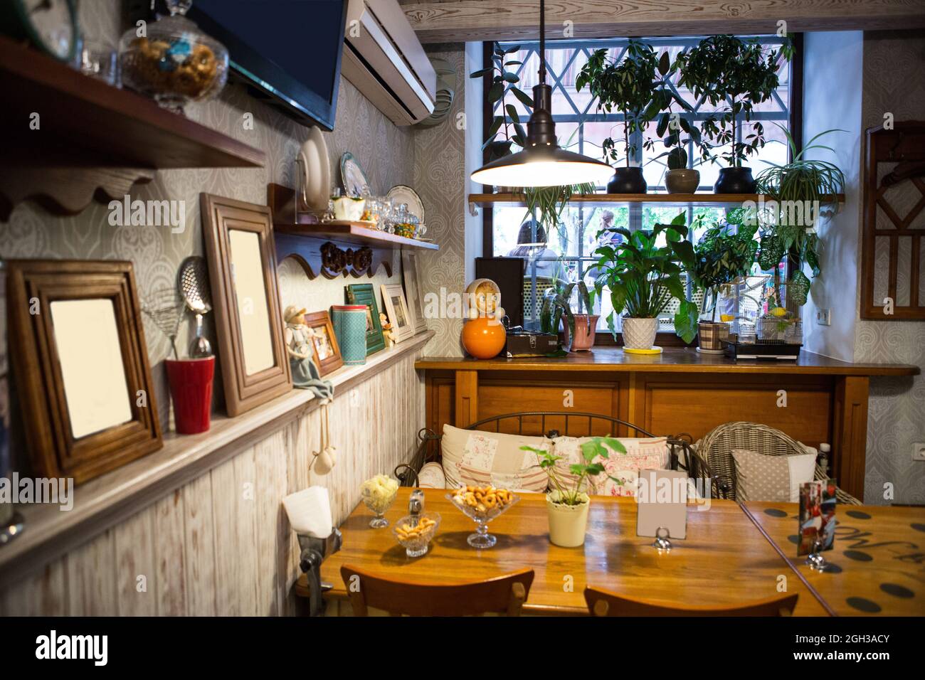 Interno del ristorante in stile country. Accogliente ristorante in stile francese con cornici vuote per dipinti e fotografie sulle pareti Foto Stock