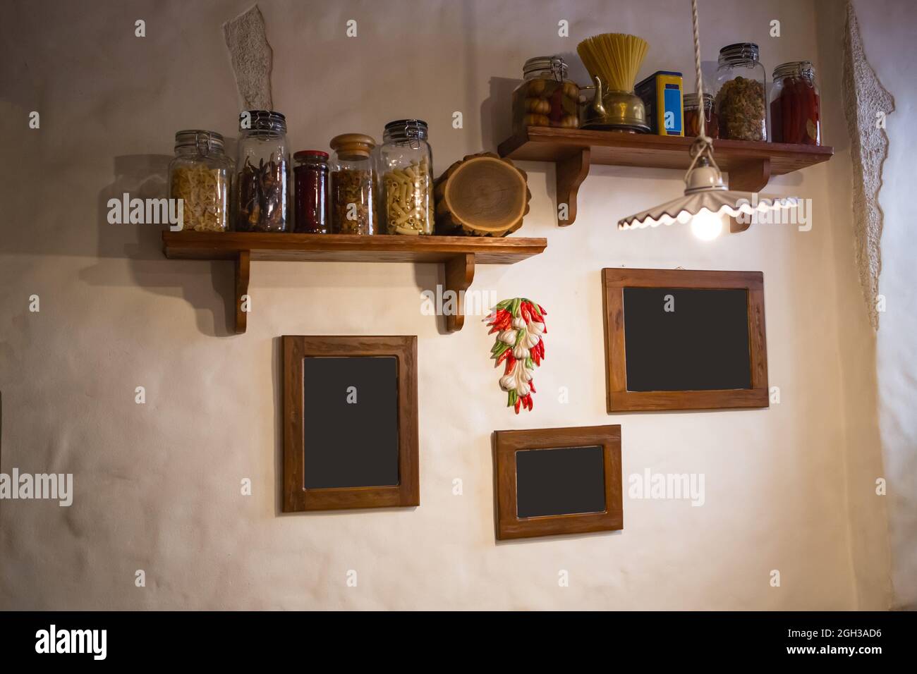 Una parete con cornici vuote per foto e foto. Interno del ristorante, edificio di appartamenti. Foto Stock