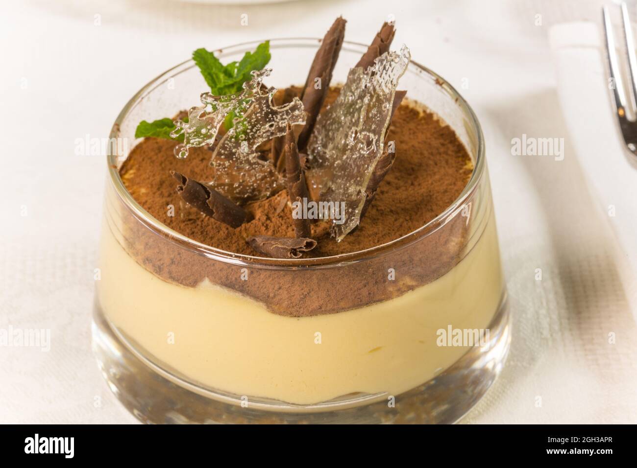 Dessert tiramisù con cioccolato e tè. Torta nella composizione Foto Stock