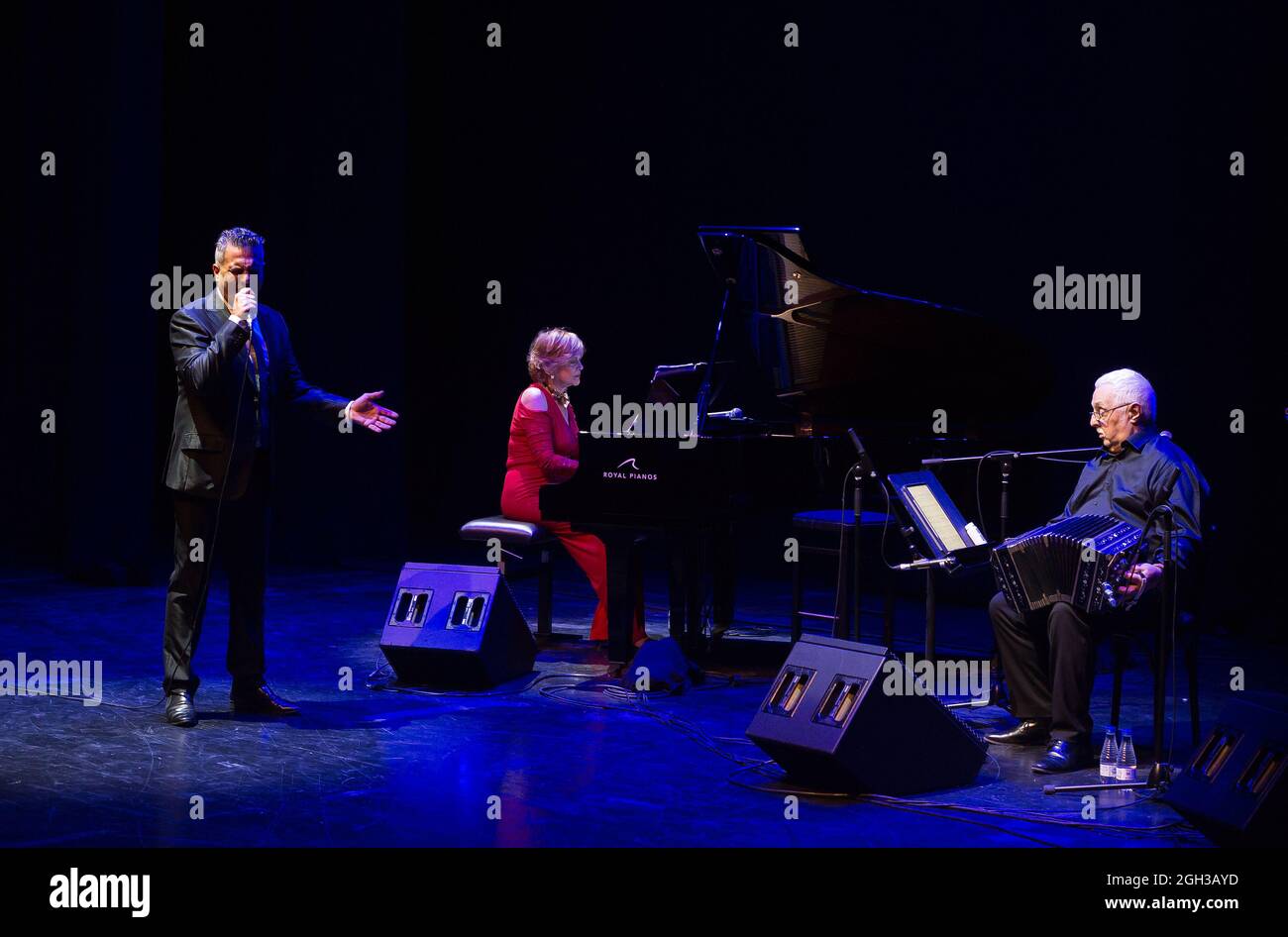 Malaga, Spagna. 4 settembre 2021. Il bandoneon argentino Daniel Binelli e il pianista uruguaiano Polly Ferman suonano sul palco durante il concerto "BINELLI-FERMAN DÚO" al Teatro Echegaray. Musicisti di livello mondiale come il bandoneon argentino Daniel Binelli e il pianista uruguaiano Polly Ferman mescolano i loro strumenti per sviluppare e promuovere l'apprezzamento del tango mentre sono accompagnati da ballerini di tango Mercedes Ángel e Diego Arias. Lo spettacolo è stato rinviato a causa di pandemia di coronavirus e limitazioni di capacità nei principali teatri della città di Malaga. Credit: SOPA Images Limited/Alamy Live News Foto Stock