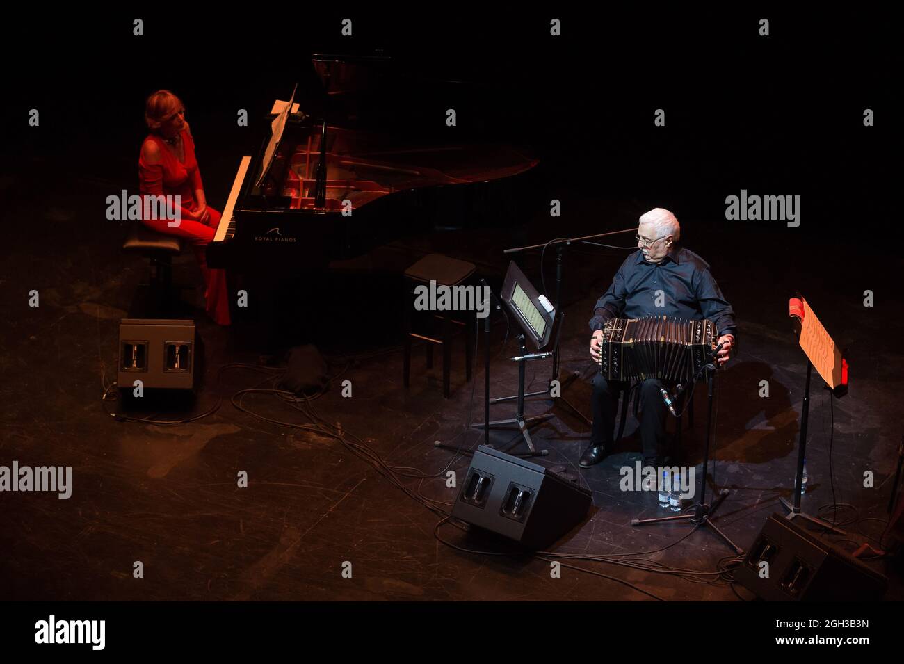 Il bandoneon argentino Daniel Binelli e il pianista uruguaiano Polly Ferman suonano sul palco durante il concerto "BINELLI-FERMAN DÚO" al Teatro Echegaray. Musicisti di livello mondiale come il bandoneon argentino Daniel Binelli e il pianista uruguaiano Polly Ferman mescolano i loro strumenti per sviluppare e promuovere l'apprezzamento del tango mentre sono accompagnati da ballerini di tango Mercedes Ángel e Diego Arias. Lo spettacolo è stato rinviato a causa di pandemia di coronavirus e limitazioni di capacità nei principali teatri della città di Malaga. (Foto di Jesus Merida/SOPA Images/Sipa USA) Foto Stock