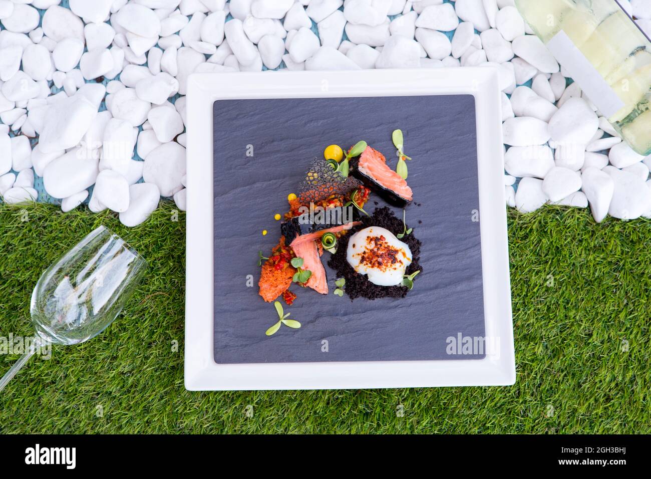 Confit di salmone con inchiostro di seppie con spugna di pomodoro e uovo  suv Foto stock - Alamy