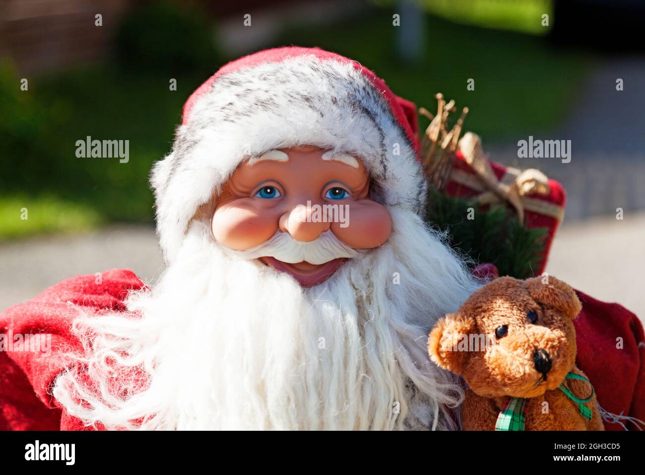 Una grande bambola Santa in mostra a metà estate Foto Stock