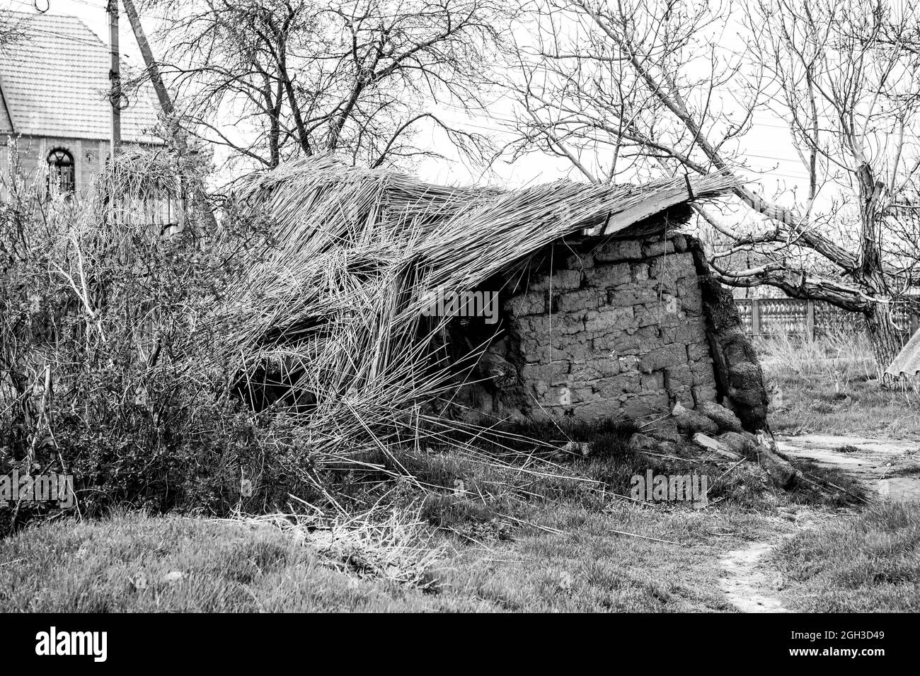 Vecchia casa rovinata. Rovine di una casa fatta di roccia conchiglia, paglia e argilla nel villaggio. Povero vecchio villaggio. Foto Stock