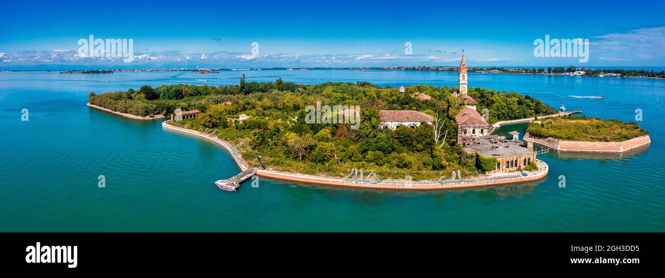 Veduta aerea dell'isola fantasma afflitto di Poveglia a Venezia Foto Stock