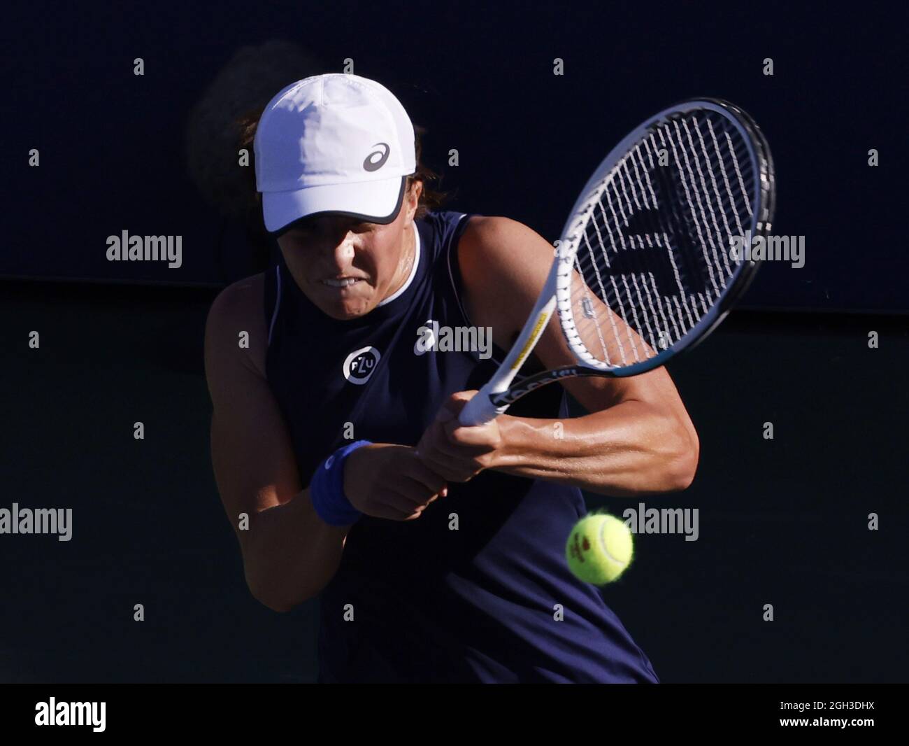 Flushing Meadow, United ha dichiarato. 4 settembre 2021. IgA Swiatek di Polonia restituisce una palla ad Anet Kontaveit nel terzo round dei 2021 US Open Tennis Championships presso l'USTA Billie Jean King National Tennis Center sabato 4 settembre 2021 a New York City. Foto di John Angelillo/UPI Credit: UPI/Alamy Live News Foto Stock
