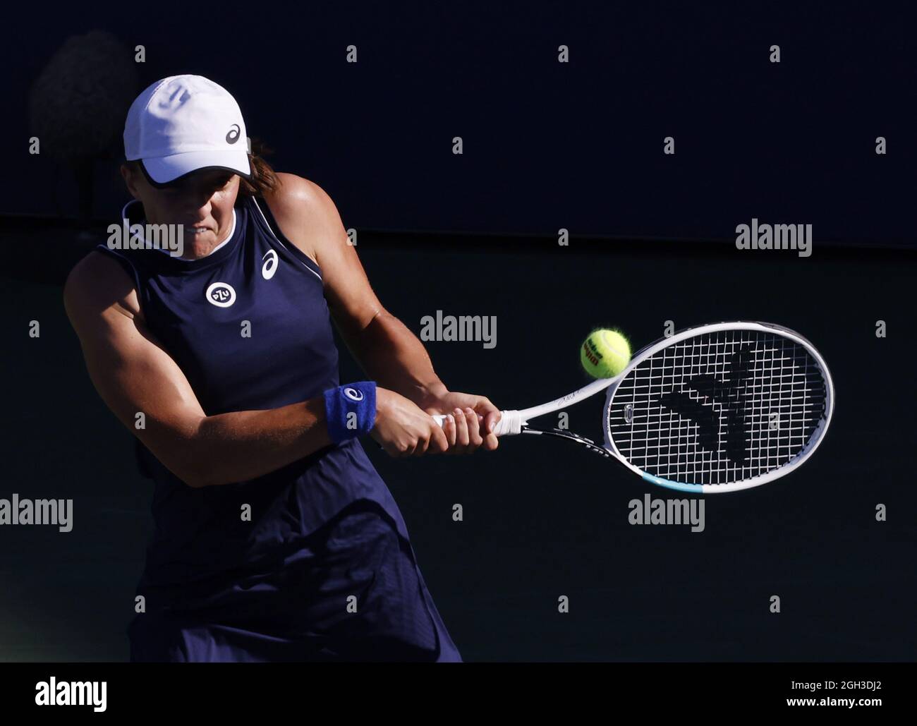 Flushing Meadow, United ha dichiarato. 4 settembre 2021. IgA Swiatek di Polonia restituisce una palla ad Anet Kontaveit nel terzo round dei 2021 US Open Tennis Championships presso l'USTA Billie Jean King National Tennis Center sabato 4 settembre 2021 a New York City. Foto di John Angelillo/UPI Credit: UPI/Alamy Live News Foto Stock