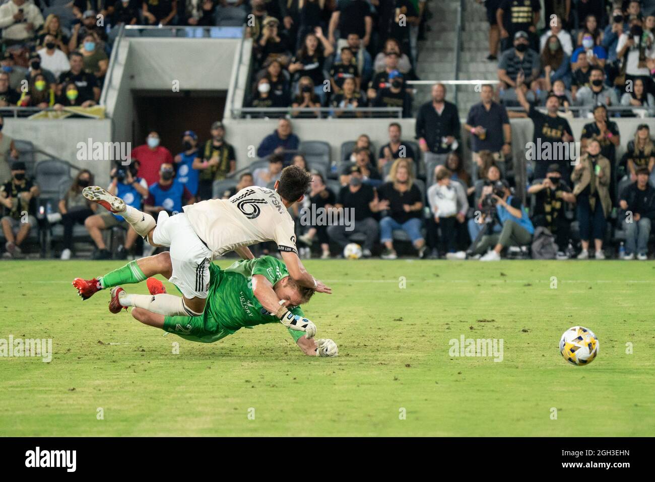 Il Los Angeles FC Forward Danny Musovski (16) viene imbrattato per una penalità dal portiere di Sporting Kansas City Tim Melia (29) durante una partita MLS, venerdì, settembre Foto Stock