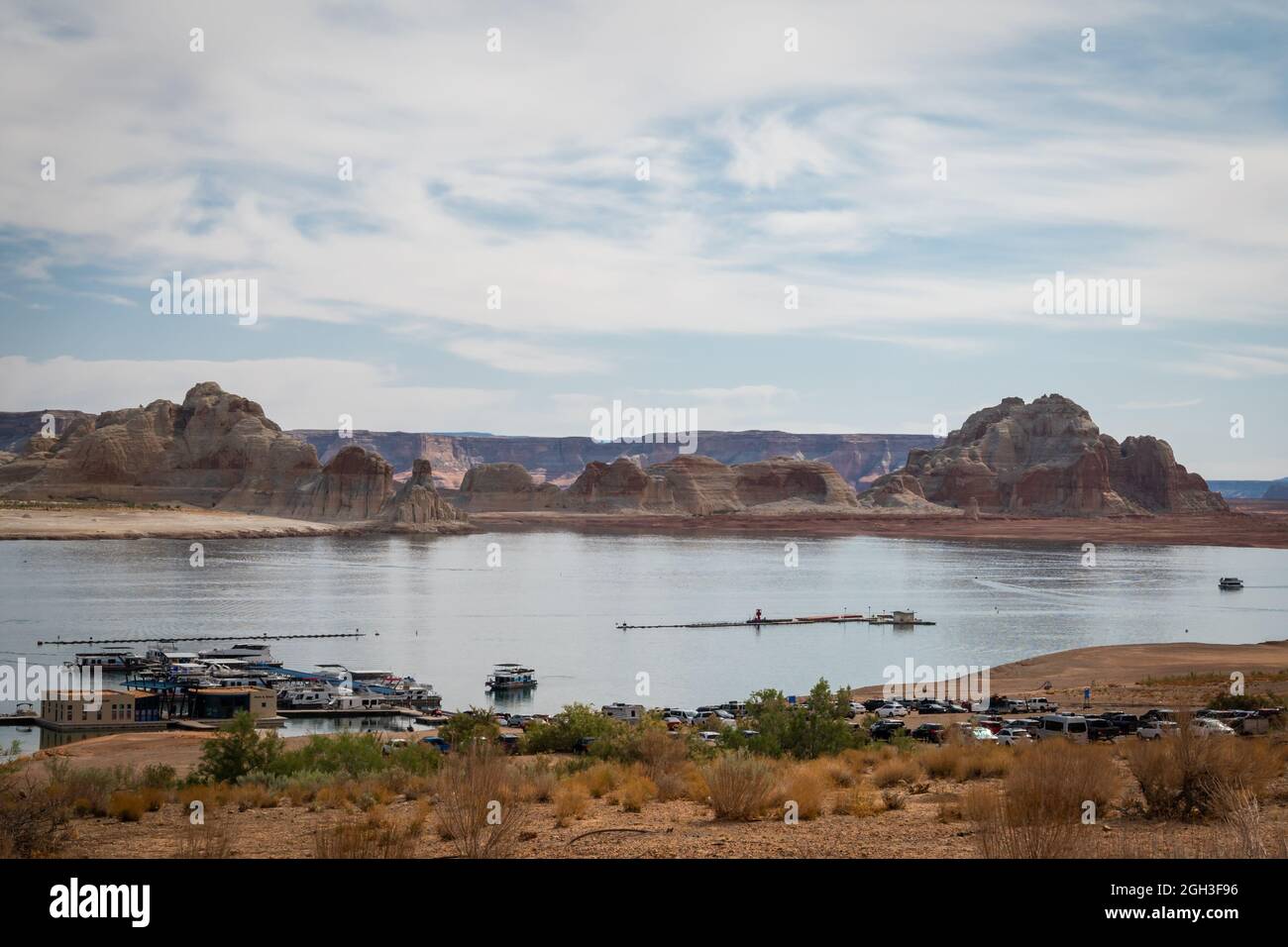 Lago Powell Marina e colline marroni con rocce rosse in lontananza. Foto Stock