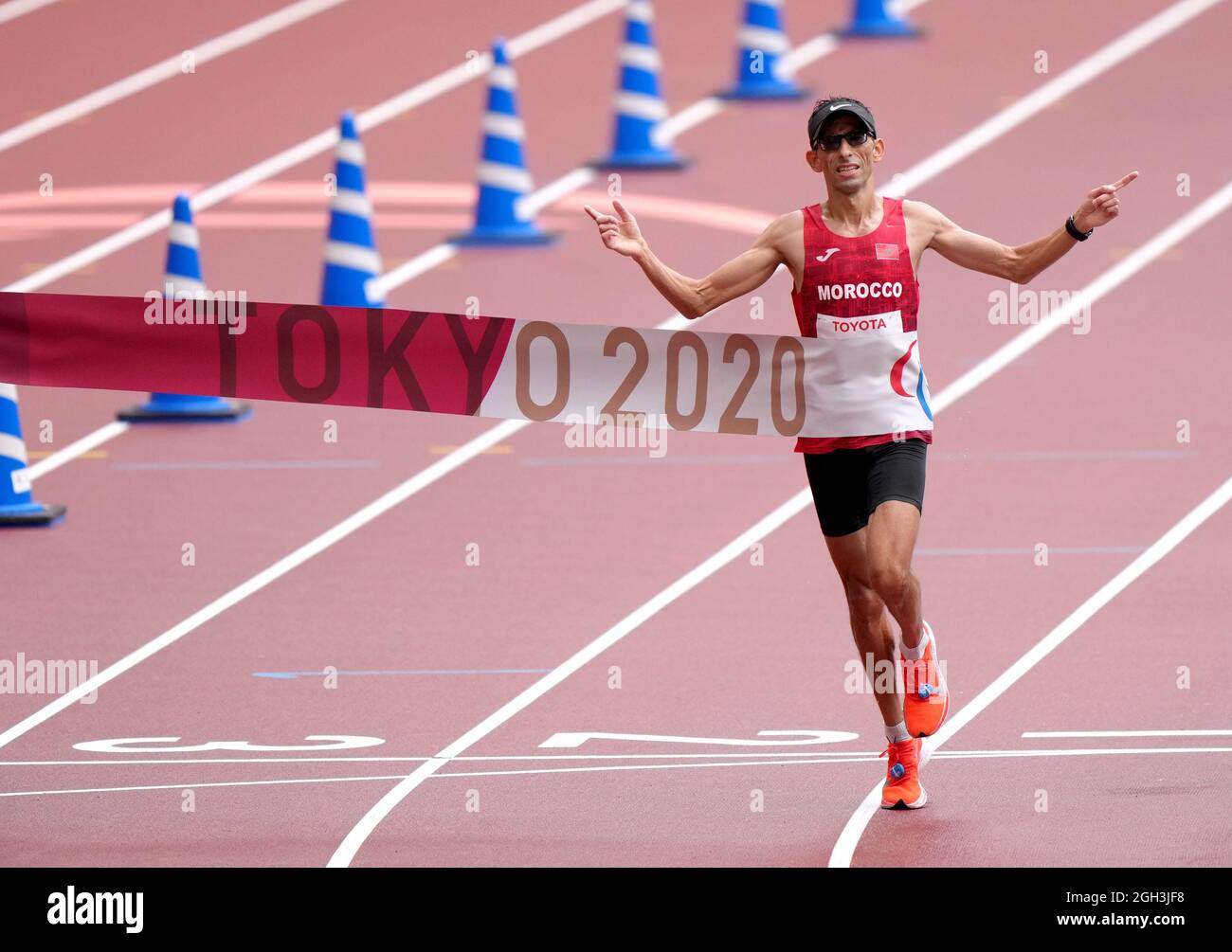 Amin El Chentouf del Marocco attraversa la linea per vincere la maratona maschile T12 allo Stadio Olimpico durante il giorno dodici dei Giochi Paralimpici di Tokyo 2020 in Giappone. Data foto: Domenica 5 settembre 2021. Foto Stock