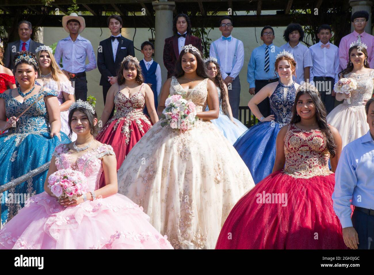 Dallas, Stati Uniti. 4 settembre 2021. Le ragazze posa per le foto durante il Quinceanera Fashion Show a Dallas, Texas, Stati Uniti, il 4 settembre 2021. Lo spettacolo si è tenuto qui Sabato come parte della quarta annuale Dallas Arboretum Hispanic Heritage Celebration. Credit: Dan Tian/Xinhua/Alamy Live News Foto Stock