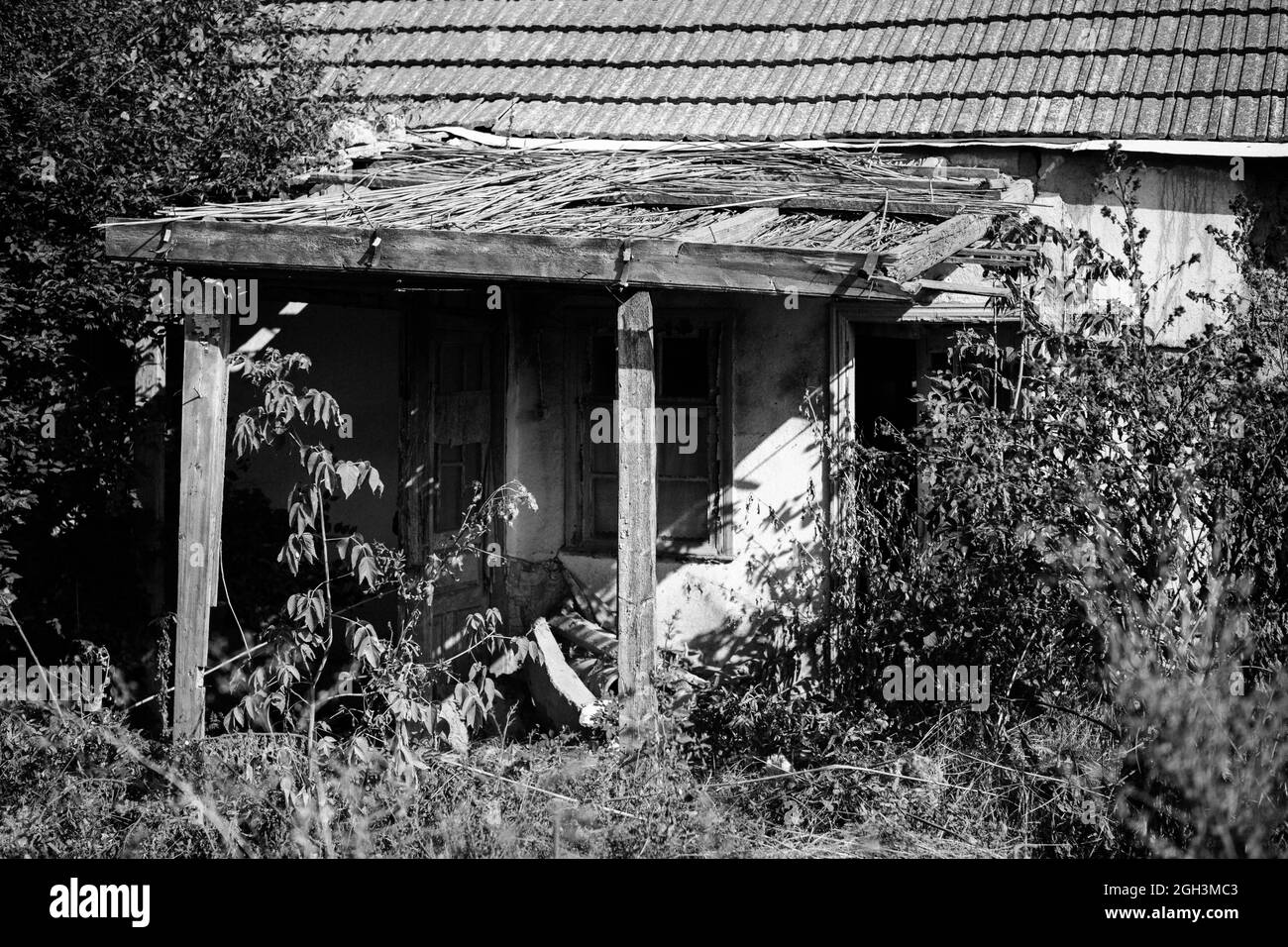 Parte di vecchia casa rovinata. Rovine di una casa fatta di roccia conchiglia, paglia e argilla nel villaggio. Povero vecchio villaggio. Foto Stock