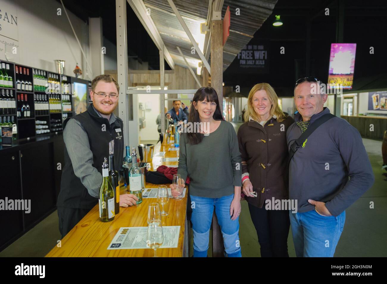 Tre turisti si godono una sessione di degustazione di vino dopo un tour della cantina McGuigan nella Hunter Valley nel nuovo Galles del Sud, Australia. Foto Stock