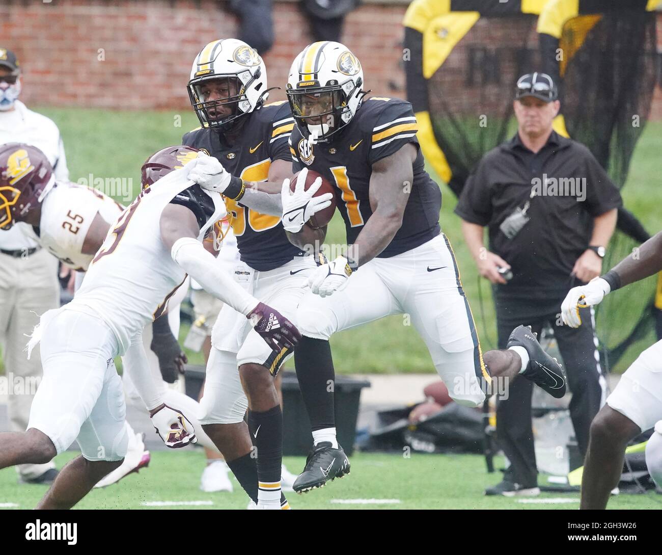 Columbia, Stati Uniti. 4 settembre 2021. Il Missouri's Tyler Badie riprende il grande yardage nel primo trimestre contro il Michigan centrale al Faurot Field di Columbia, Missouri sabato 4 settembre 2021. Foto di Bill Greenblatt/UPI Credit: UPI/Alamy Live News Foto Stock