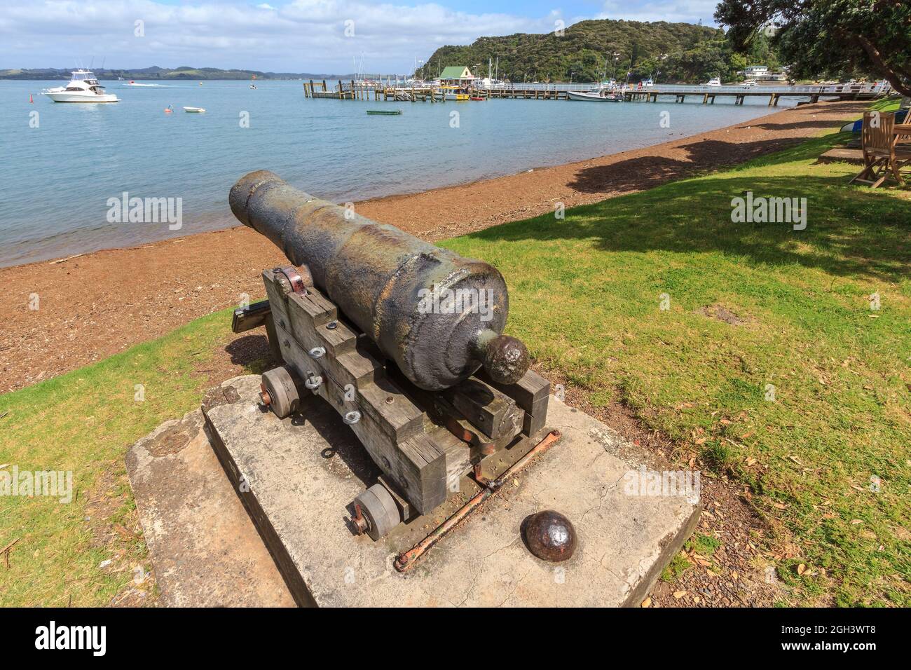 Russell, una città della Baia delle Isole, Nuova Zelanda. Il vecchio cannone sulla spiaggia fu usato per difendere la città nel 1840 Foto Stock