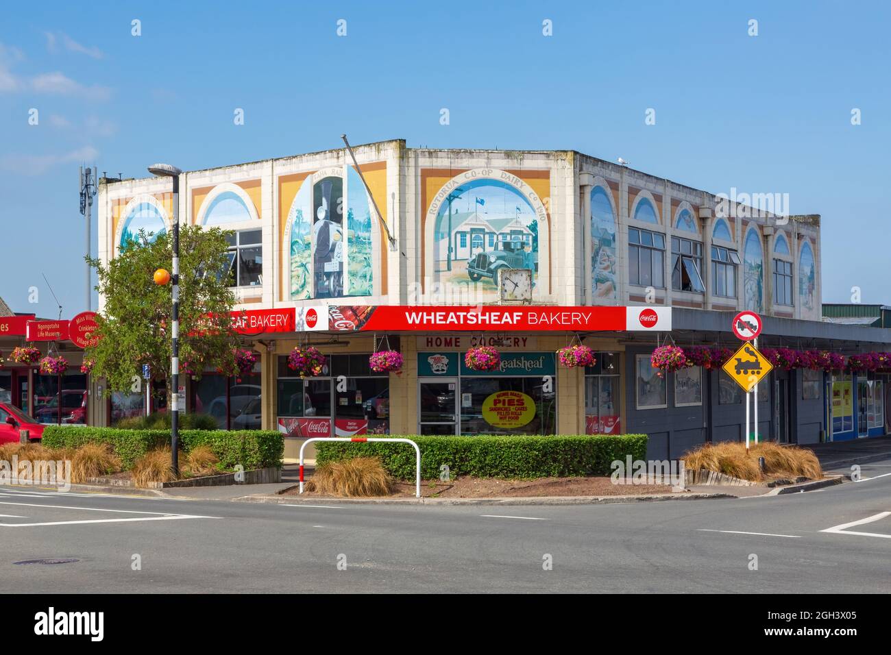 Ngongotaha, Nuova Zelanda. La panetteria Wheatsheaf, con un murale di eventi storici locali dipinti al piano superiore Foto Stock