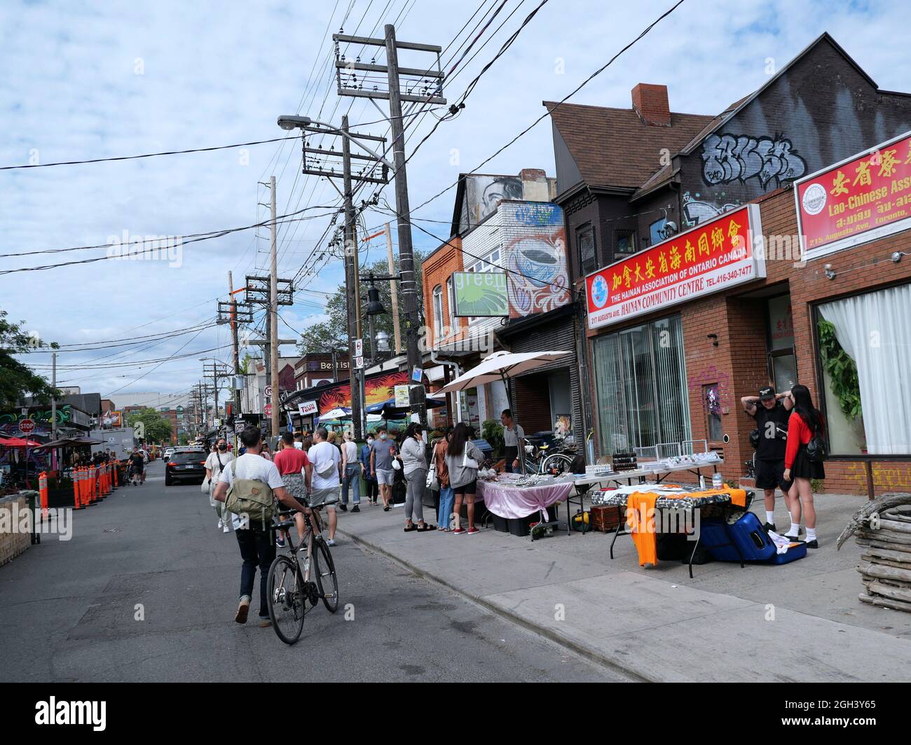 Toronto, Canada - 3 settembre 2021: Shopping all'aperto e ristoranti a Kensington Market è un'attrazione popolare in una piacevole giornata estiva Foto Stock