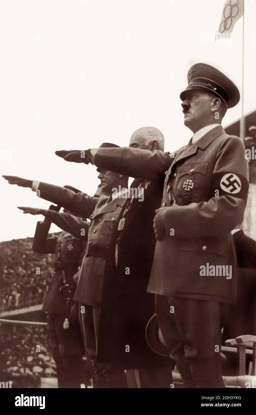 Adolf Hitler (1889-1945), leader del Partito nazista e Fuhrer della Germania, saluta ai Giochi Olimpici di Berlino del 1936. Foto Stock