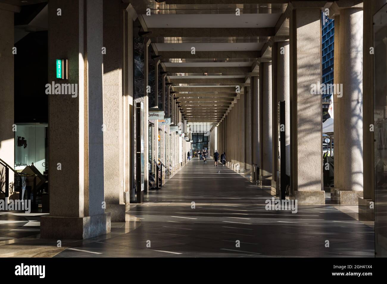 Sydney, Australia. Mercoledì, 4th settembre 2021. Circular Quay, Macquarie Street, guardando molto deserta come quotidiano Covid-19 casi continuano ad aumentare. Foto Stock