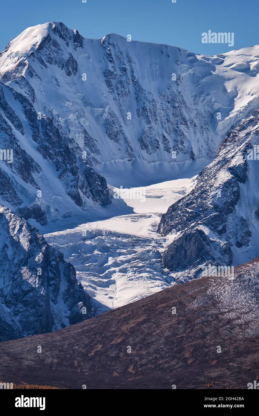 Catena montuosa di Chui Nord. Le montagne sono coperte di ghiaccio e neve.  Altai, Siberia, Russia Foto stock - Alamy