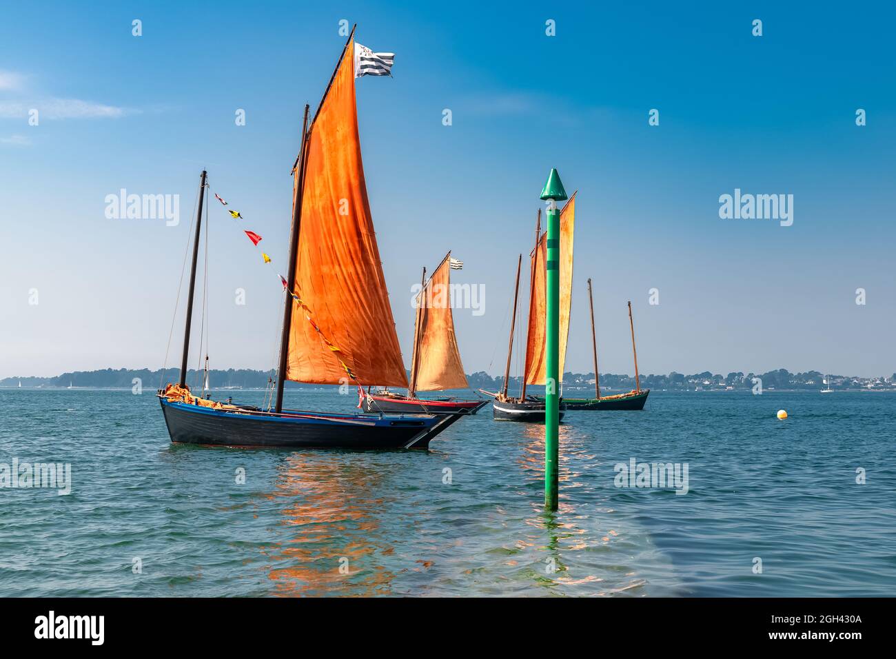 Vecchia barca sull'isola di Ile-aux-Moines, con vele rosse, barca tradizionale nel golfo di Morbihan, Bretagna Foto Stock