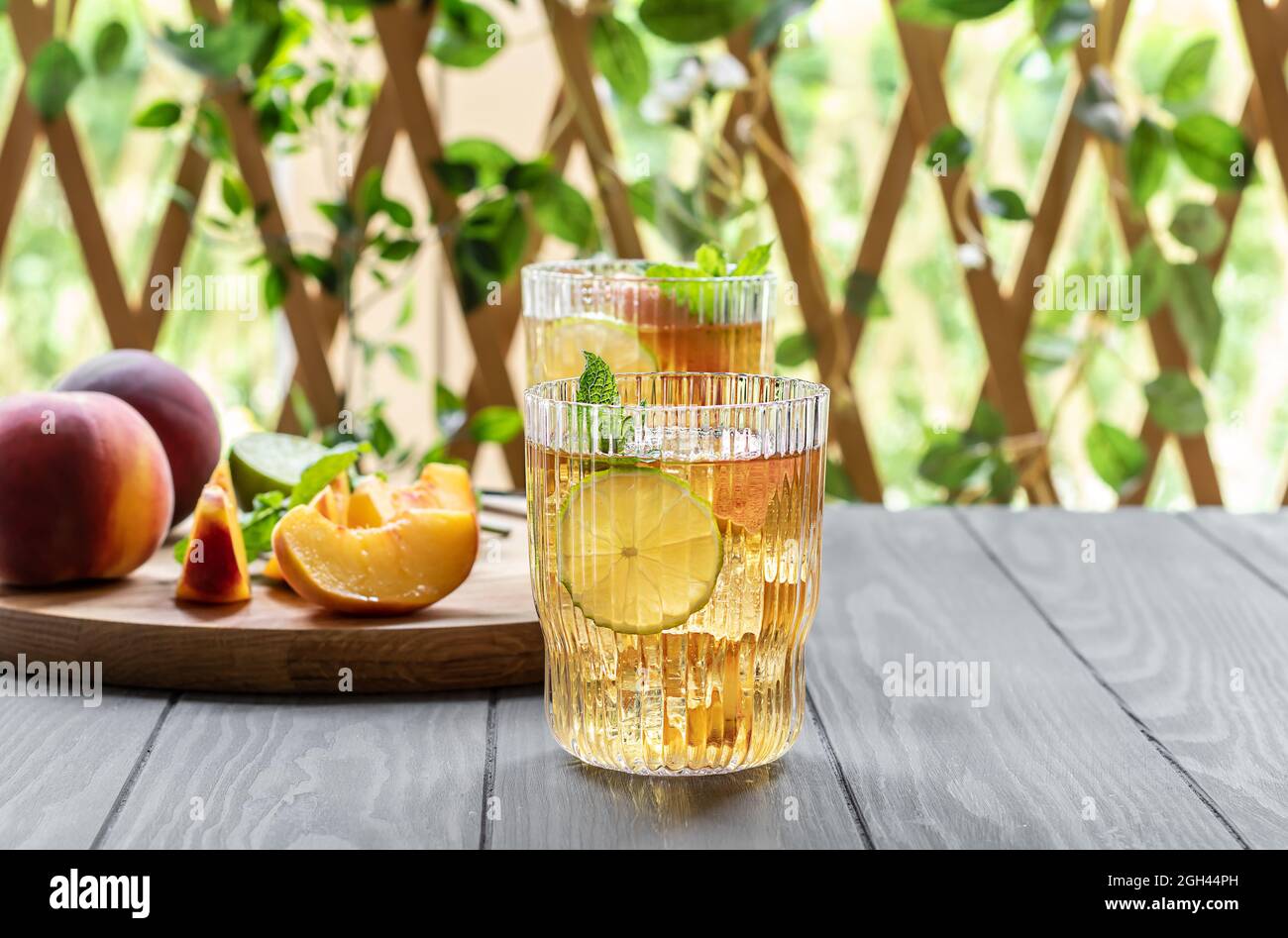 Coda di mocktail estiva o tè freddo a base di pesca, lime e menta Foto Stock