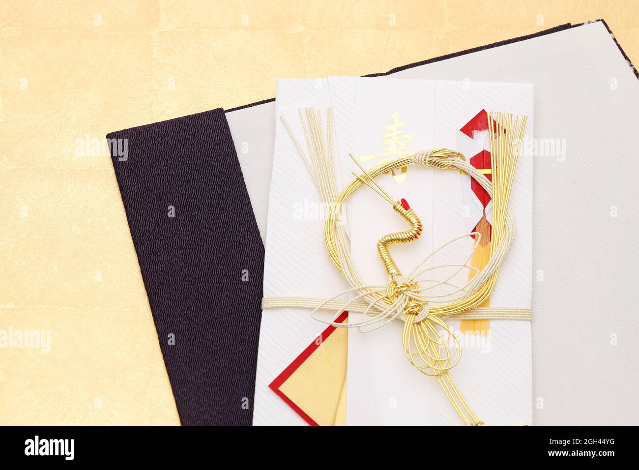 Busta giapponese tradizionale per il regalo di soldi alla celebrazione, regalo di imballaggio presente traduzione: 'Congratulazioni' Foto Stock