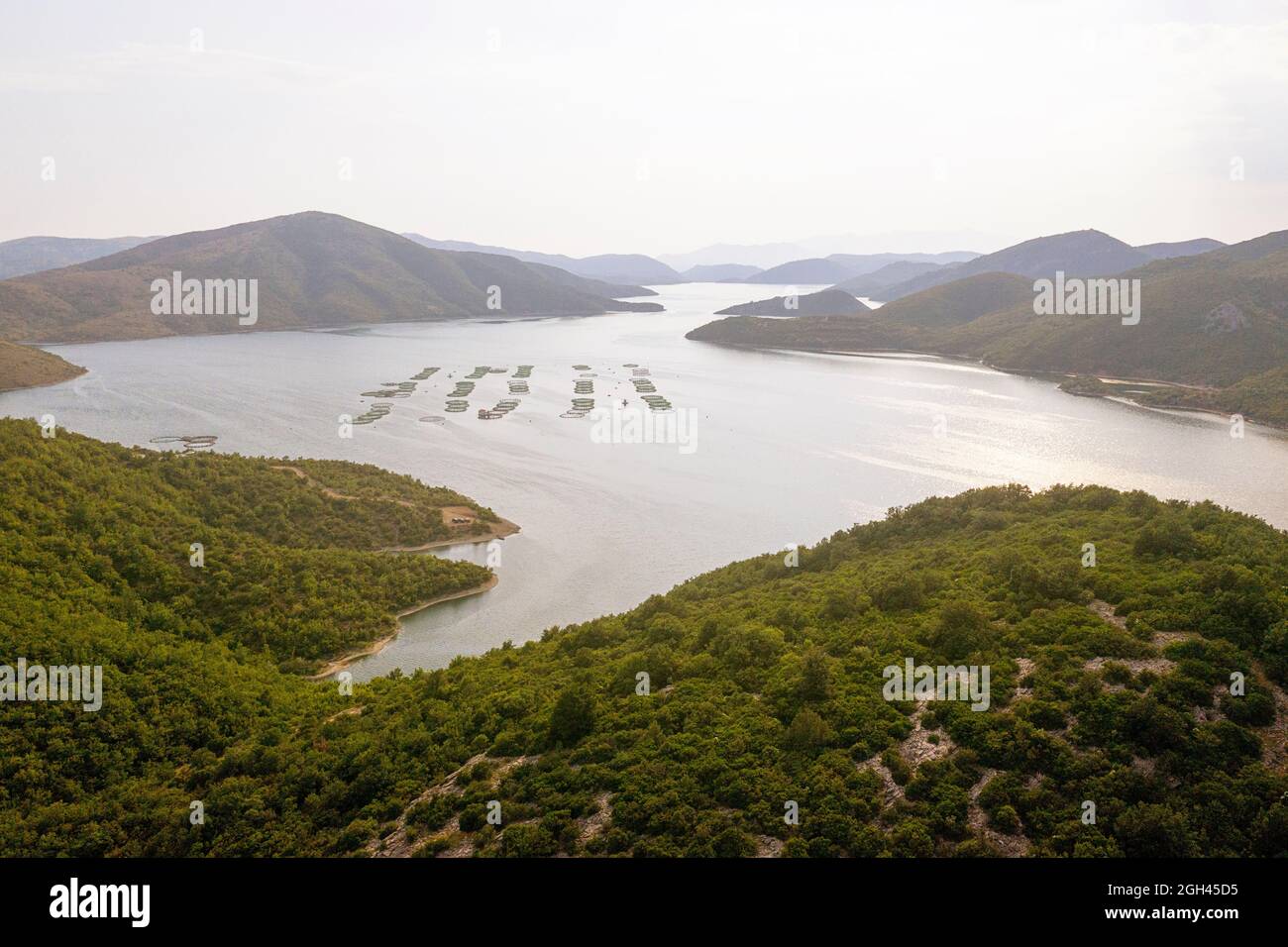 Veduta aerea di un serbatoio di Vau Dejes sul fiume Drin, con una diga idroelettrica su di esso. Il bellissimo paesaggio intorno al lago in Albania Foto Stock