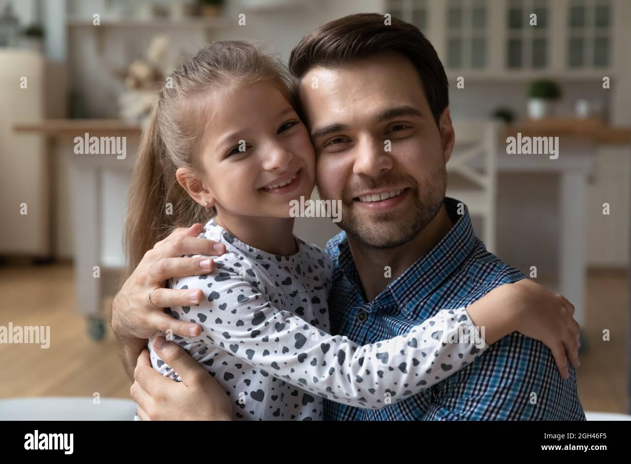 Papà felice tenendo carino bambino figlia in braccia Foto Stock