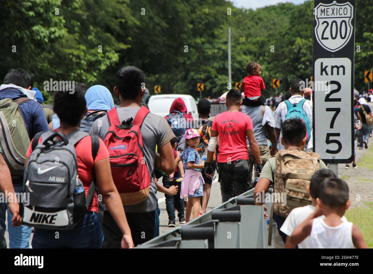 Chiapas, Messico. 4 settembre 2021. I migranti camminano in una carovana diretta per gli Stati Uniti, a Ejido Guadalupe, stato del Chiapas, Messico meridionale, il 4 settembre, 2021. Carovane migranti che viaggiano dall'America Centrale al confine messicano con gli Stati Uniti sono diventate frequenti dal 2018. Credit: Arturo Mijangos/Xinhua/Alamy Live News Foto Stock