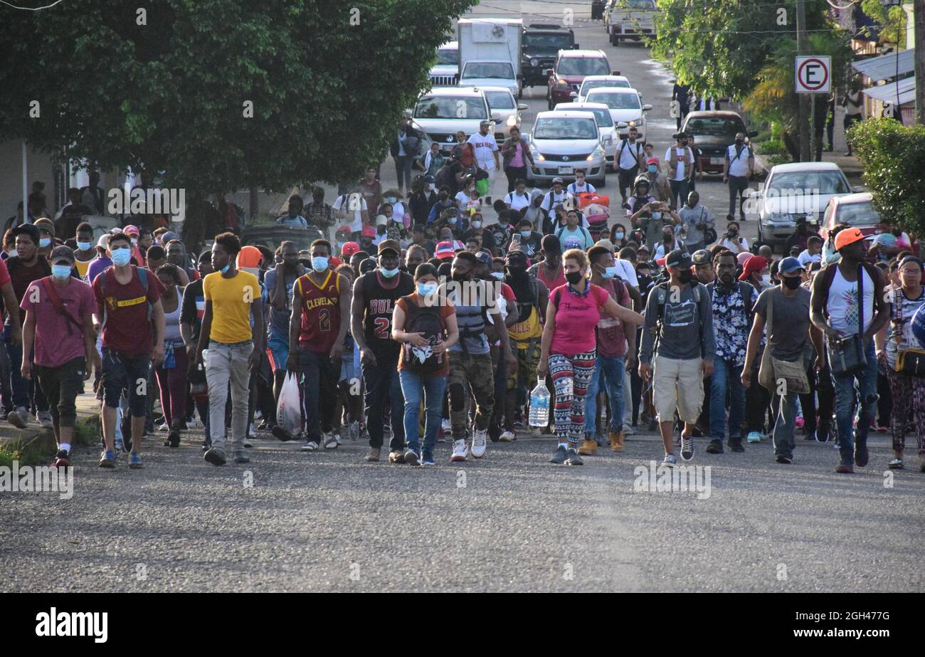 Chiapas, Messico. 4 settembre 2021. I migranti camminano in una carovana diretta per gli Stati Uniti, a Tapachula, stato del Chiapas, Messico meridionale, il 4 settembre, 2021. Carovane migranti che viaggiano dall'America Centrale al confine messicano con gli Stati Uniti sono diventate frequenti dal 2018. Credit: Damian Sanchez/Xinhua/Alamy Live News Foto Stock