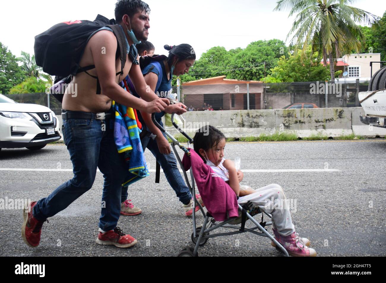 Chiapas, Messico. 4 settembre 2021. I migranti camminano in una carovana diretta per gli Stati Uniti, a Huehuetan, stato del Chiapas, Messico meridionale, il 4 settembre, 2021. Carovane migranti che viaggiano dall'America Centrale al confine messicano con gli Stati Uniti sono diventate frequenti dal 2018. Credit: Damian Sanchez/Xinhua/Alamy Live News Foto Stock