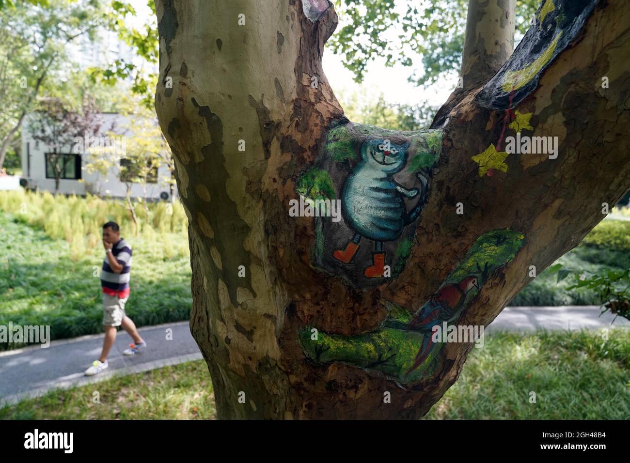 Shanghai, Cina. 31 ago 2021. I buchi di alberi dipinti sono visti al parco di Zhabei a Shanghai, Cina orientale, 31 agosto 2021. Il Parco Zhabei ha recentemente fatto uno sforzo per migliorarne l'aspetto pulendo e abbellendo i fori degli alberi nel parco con motivi creativi. Credit: Wang Xiang/Xinhua/Alamy Live News Foto Stock
