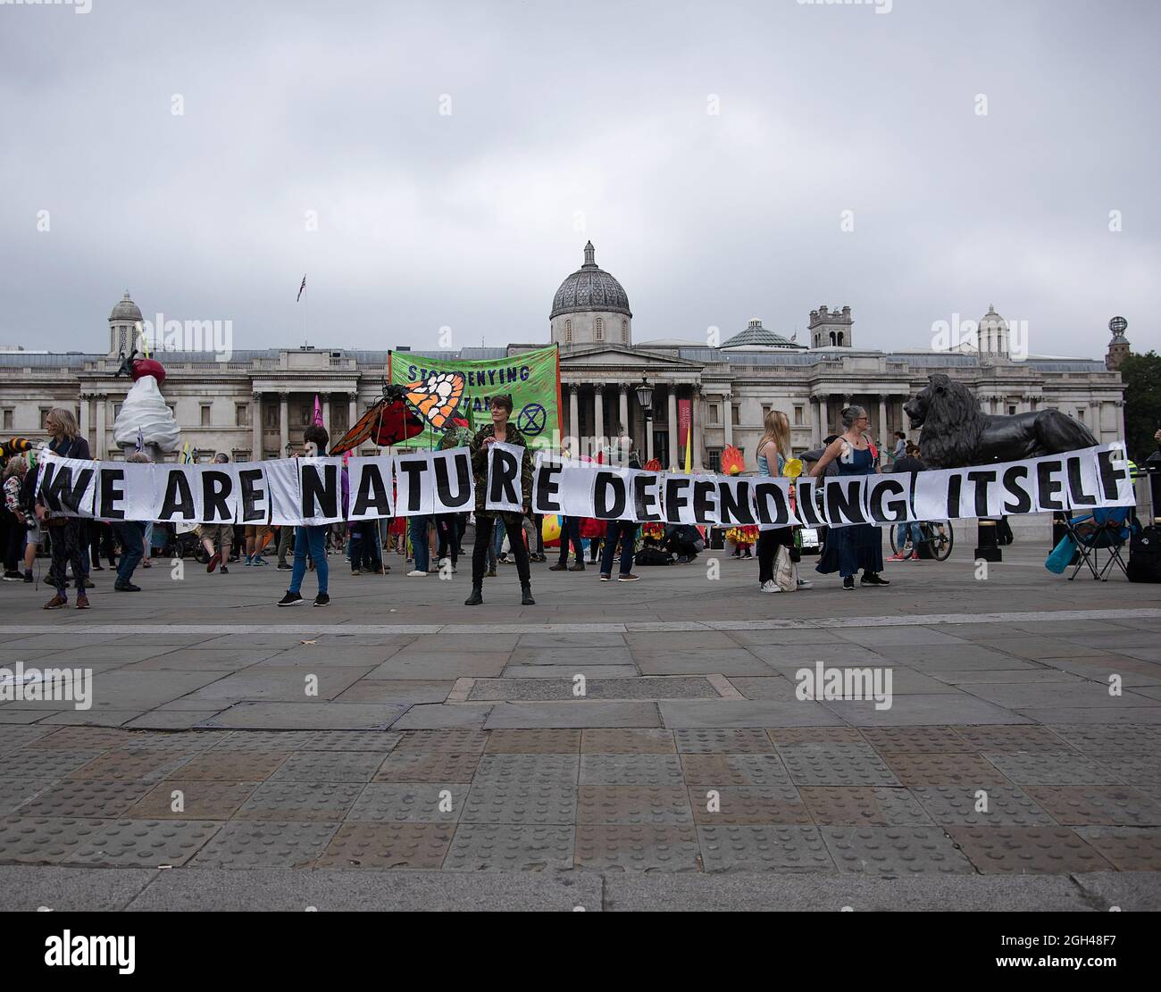 Londra, Regno Unito. 4 settembre 2021. Gli attivisti posano a Trafalgar Square tenendo una bandiera che legge, 'We are Nature Defending stesso' durante la marcia a Extinction Rebellion's Nature protesta tenutasi nel centro di Londra su come la natura è in crisi. Credit: SOPA Images Limited/Alamy Live News Foto Stock