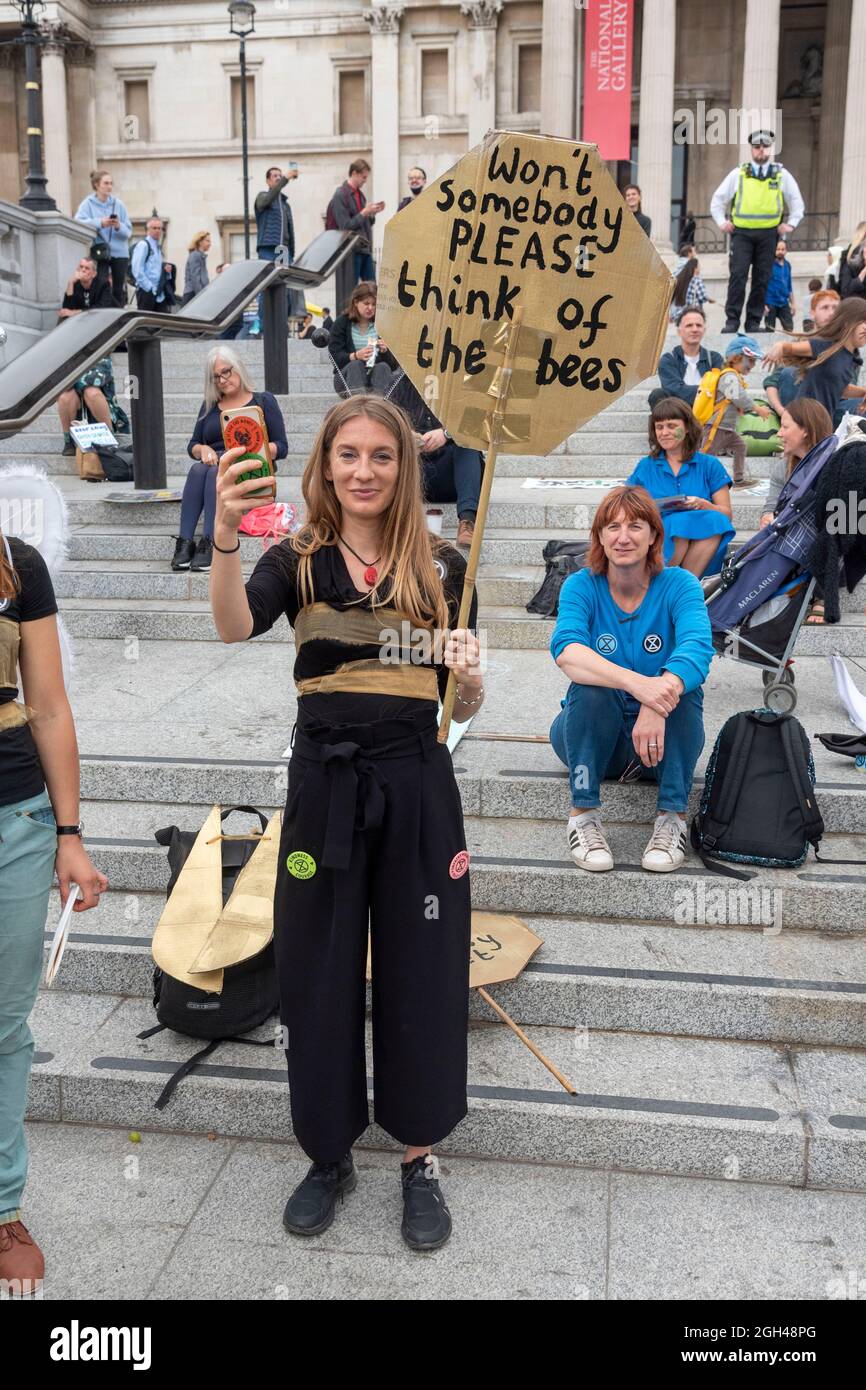 Londra, Regno Unito. 4 settembre 2021. Un manifestante tiene un cartello che dice "non qualcuno si prega di pensare alle api", durante la "Arca per la natura" della Rebellion di estinzione, l'ultimo giorno dei 14 giorni dell'impossibile azione ribellione su come la natura è in crisi, con una specie che si estinta ogni 5 minuti. Credit: SOPA Images Limited/Alamy Live News Foto Stock