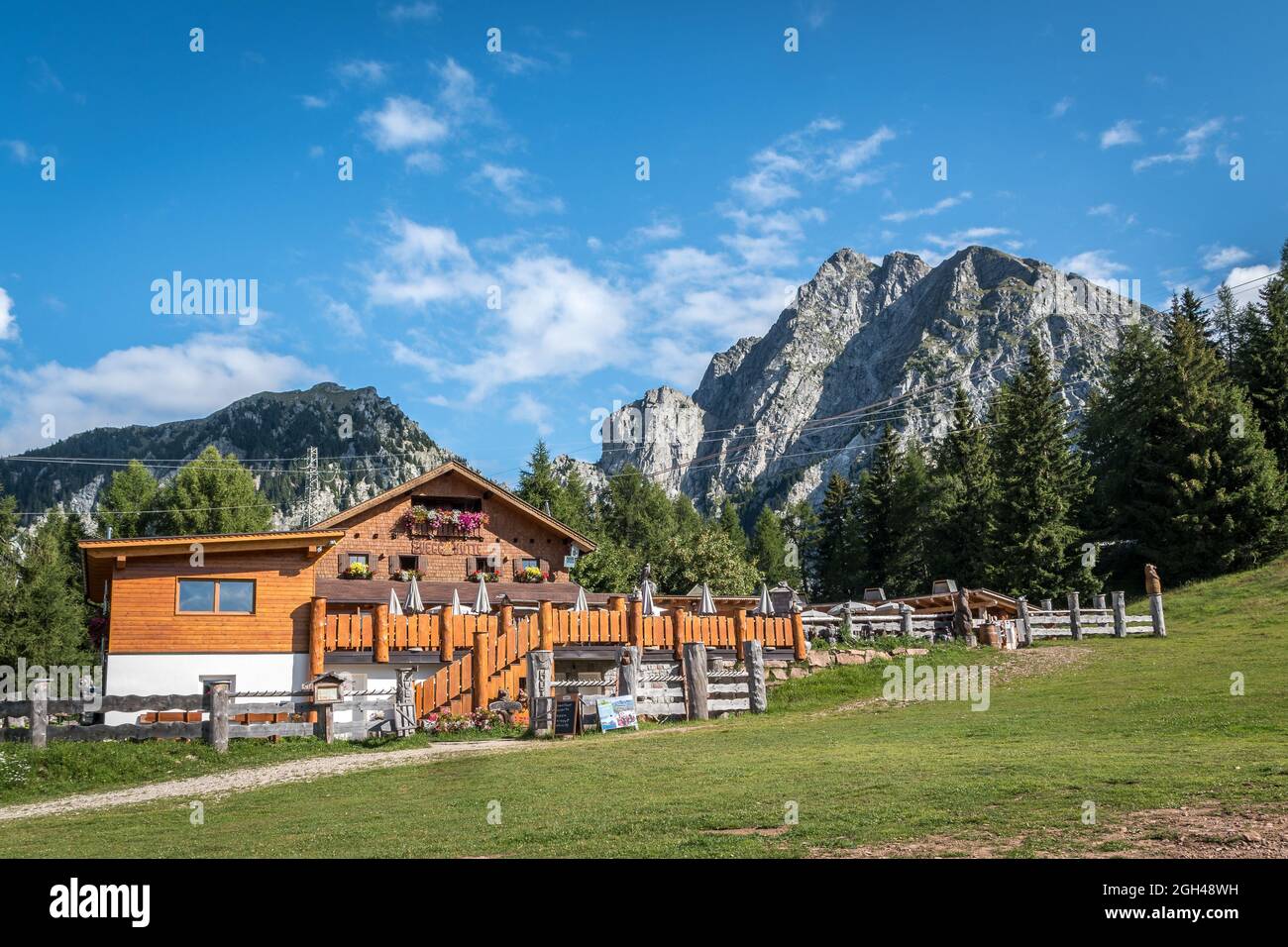 Cottage di montagna nelle alpi con la cima Ifinger (picco Ivigna) in Sud Tyol . Südtirol - Trentino Alto Adige - Vicino Merano - Merano Italia Europa Foto Stock