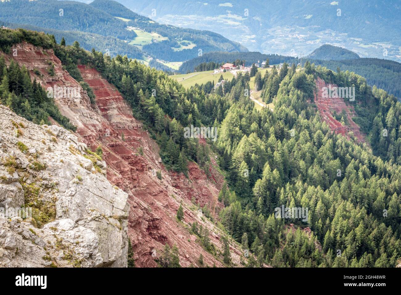 Rotwand - Parete Rossa (parete rossa) vicino alla vetta dell'Ifinger (picco Ivigna) nel Sud Tirolo . Südtirol - Trentino Alto Adige - Vicino Merano - Merano Italia Euro Foto Stock