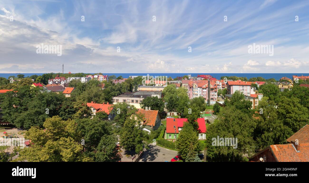 Un magnifico paesaggio urbano che può essere visto dal ponte di osservazione della torre d'acqua nel centro della città. Zelenogradsk, Russia. Foto Stock