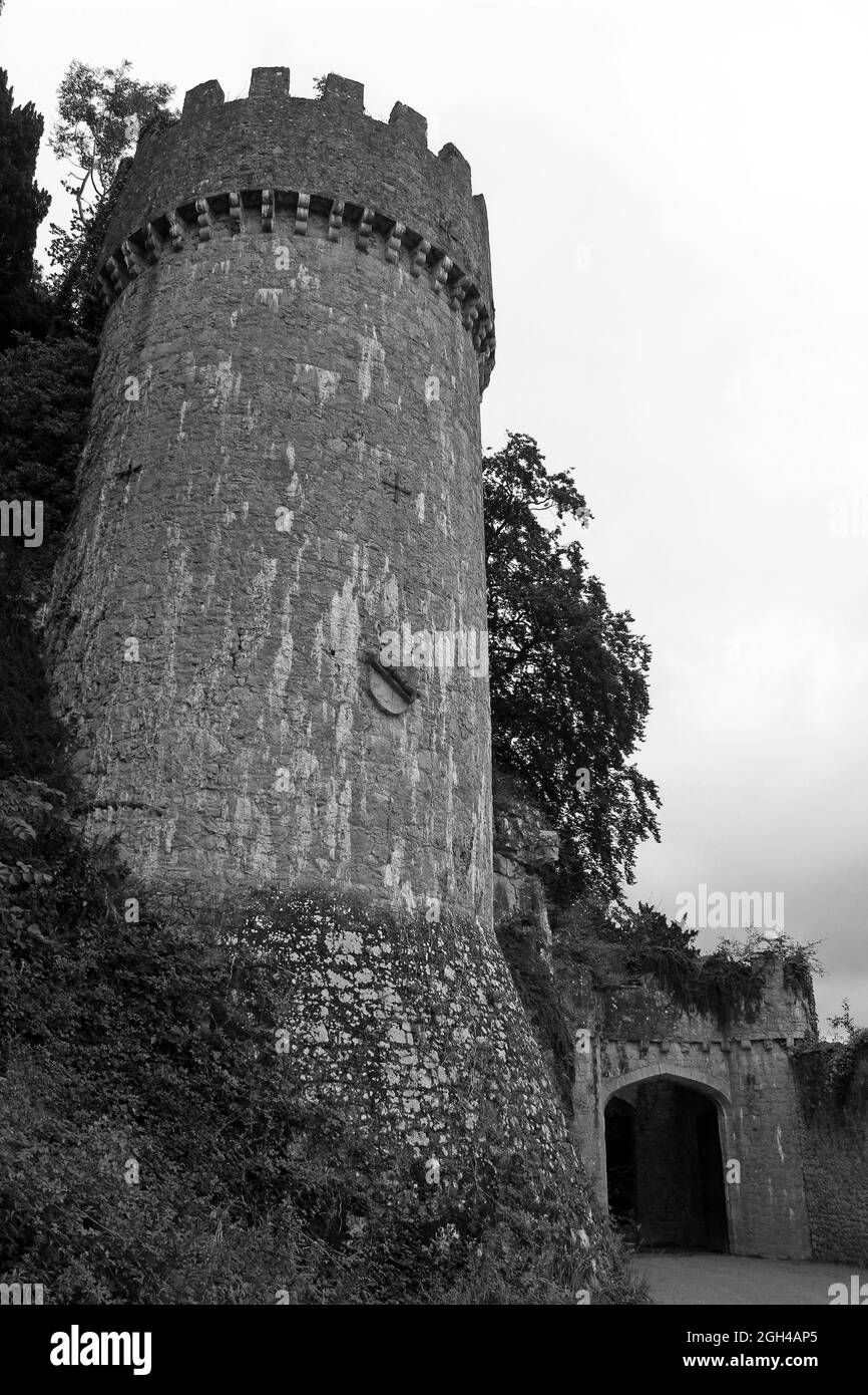 Tower at Gwrych Castle è una casa di campagna del XIX secolo, classificata come residenza di campagna di grado i, vicino ad Abergele a Conwy, Galles Foto Stock