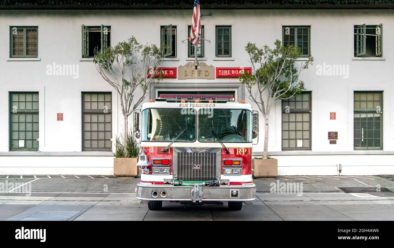 San Francisco, CA, USA - Agosto 2019: Camion dei vigili del fuoco di San Francisco nella stazione dei vigili del fuoco. Accendere il motore dall'SFFD Foto Stock