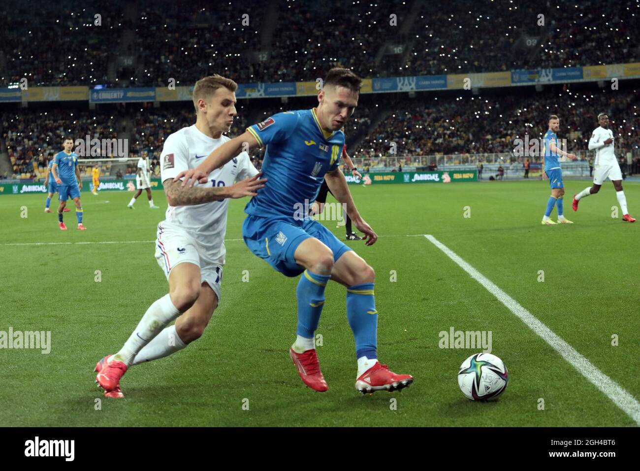 Non esclusiva: KIEV, UCRAINA - 4 SETTEMBRE 2021 - i giocatori di Ucraina (kit blu) e Francia (kit bianco) sono visti in azione durante la Coppa del mondo FIFA Q Foto Stock