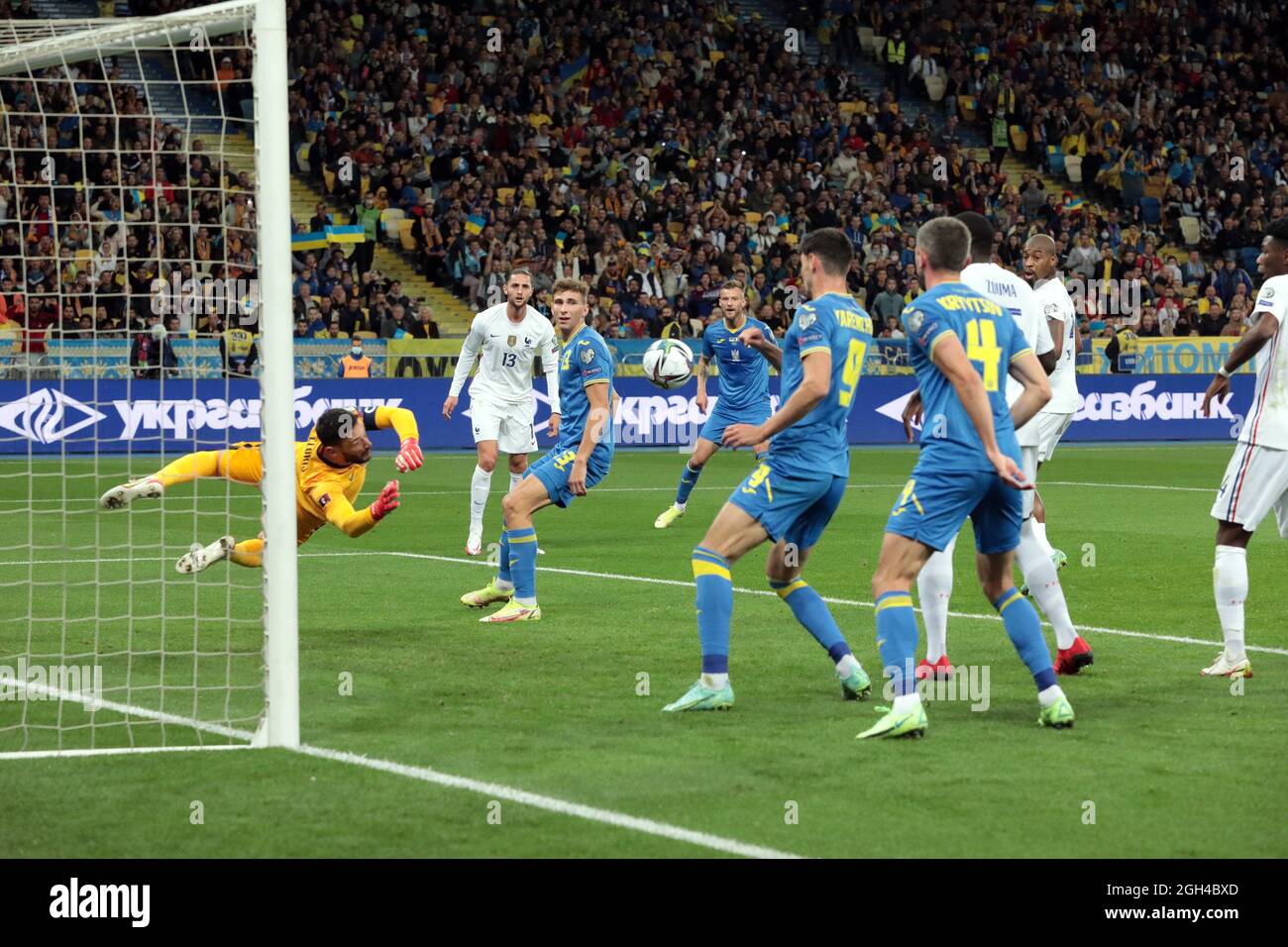 Non esclusiva: KIEV, UCRAINA - 4 SETTEMBRE 2021 - i giocatori di Ucraina (kit blu) e Francia (kit bianco) si concentrano sulla palla durante la FIFA World Cup QA Foto Stock