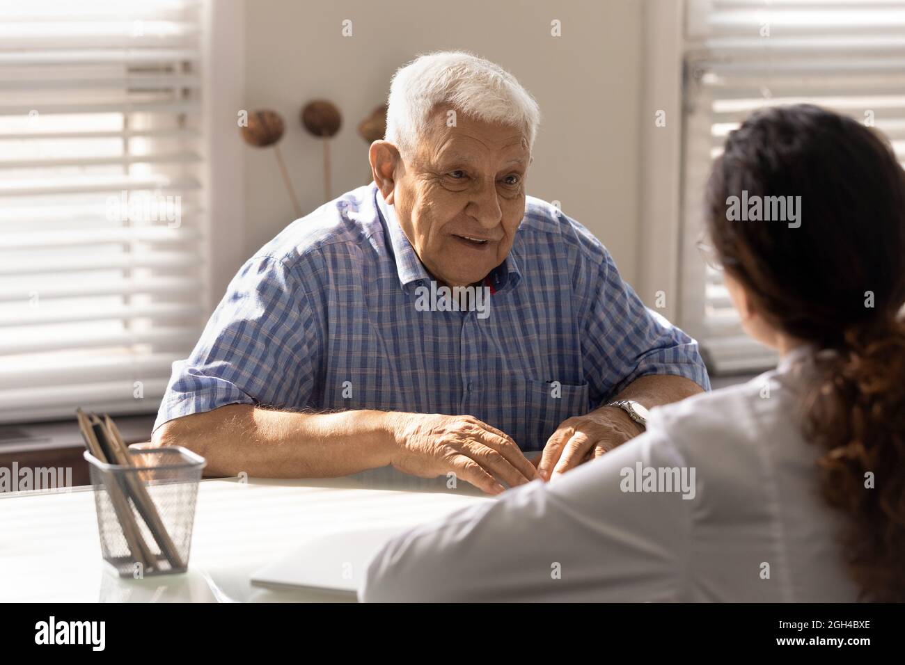 Medico consulente paziente senior positivo anni 80 su appuntamento Foto Stock