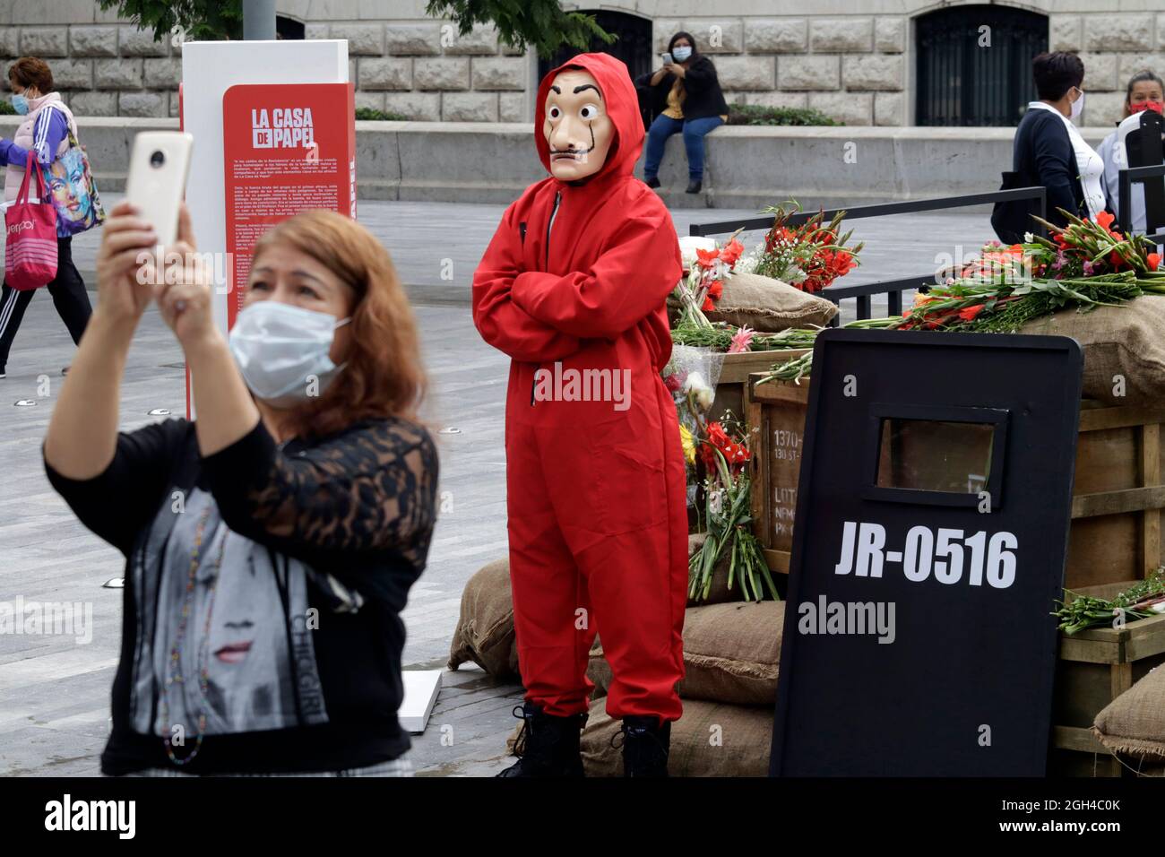 Non esclusiva: CITTÀ DEL MESSICO, MESSICO - 3 SETTEMBRE: Una donna prende un selfie con una persona vestita come i personaggi della serie originale Netflix 'la Foto Stock