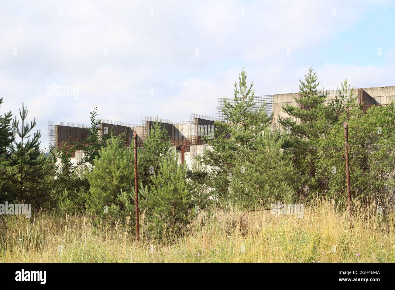 Zarnowiec, Polonia. 10 luglio 2021. Le rovine dell'unica centrale nucleare polacca. Il progetto, iniziato in epoca comunista, è stato abbandonato dopo il disastro di Chernobyl a causa delle proteste. Il previsto ingresso della Polonia nell'energia nucleare a metà degli anni '30 preoccupa la Germania. Credit: Doris Heimann/dpa/Alamy Live News Foto Stock